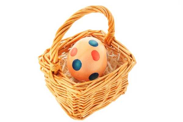 Uovo di Pasqua in un cesto — Foto Stock