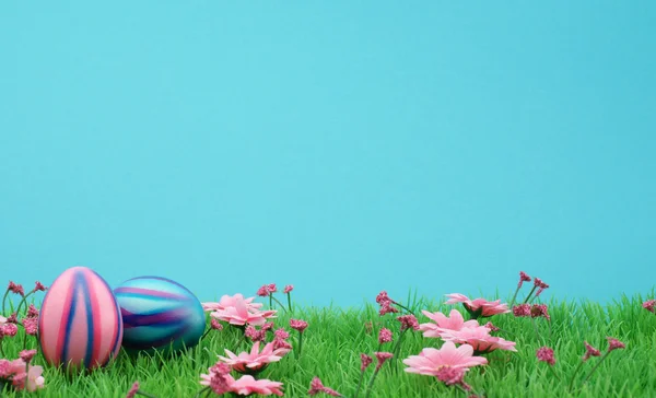 Uova di Pasqua con sfondo blu — Foto Stock