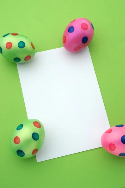 Huevos de Pascua con tarjeta en blanco —  Fotos de Stock