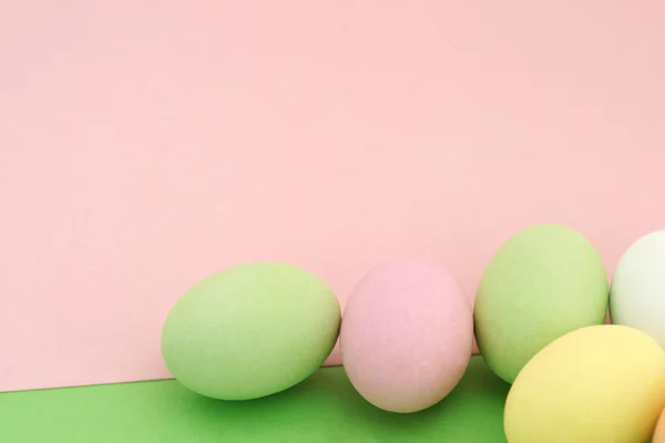 Easter eggs with pink card — Stock Photo, Image