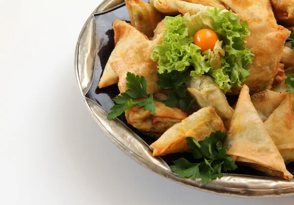 그릇에 인도 samosas — 스톡 사진