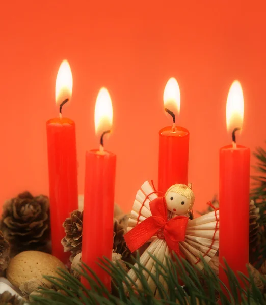 Velas con decoración y pequeño ángel de paja — Foto de Stock