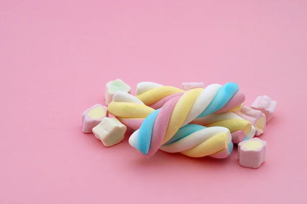 Pastel doces marshmallow coloridos com fundo rosa — Fotografia de Stock