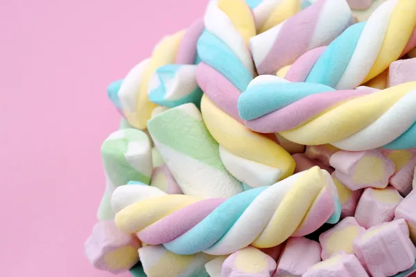 Pasztell színű marshmallow édességek, rózsaszín háttérrel — Stock Fotó