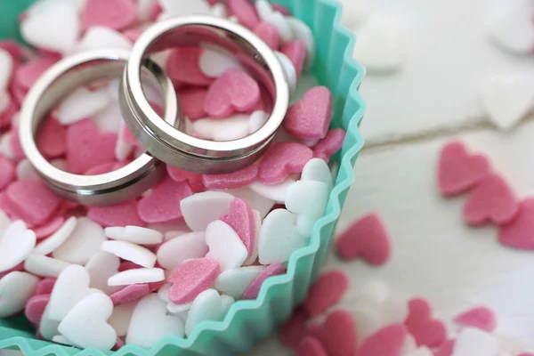 Свадебные кольца в сладких сахарных сердцах — стоковое фото