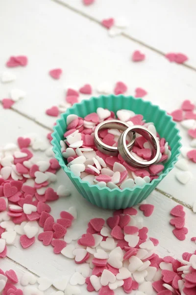 Wedding rings in sweet sugar hearts — Stock Photo, Image