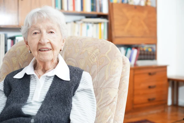 90 year old lady at home — Stock Photo, Image