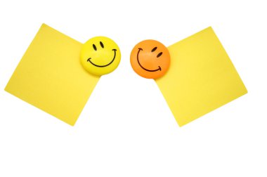 Not kağıdı gülümsüyor içinde beyaz bir arka plan üzerinde izole