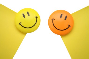 Not kağıdı gülümsüyor içinde beyaz bir arka plan üzerinde izole