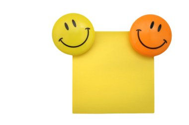 Not kağıdı gülümsüyor içinde beyaz bir arka plan üzerinde izole