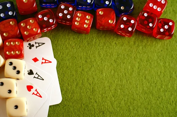 I dadi e le carte da gioco su sfondo verde . — Foto Stock