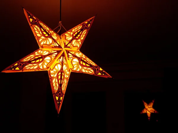 Lâmpada amarela na forma de uma estrela de férias — Fotografia de Stock