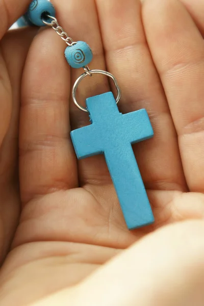Mano sosteniendo rosario azul — Foto de Stock