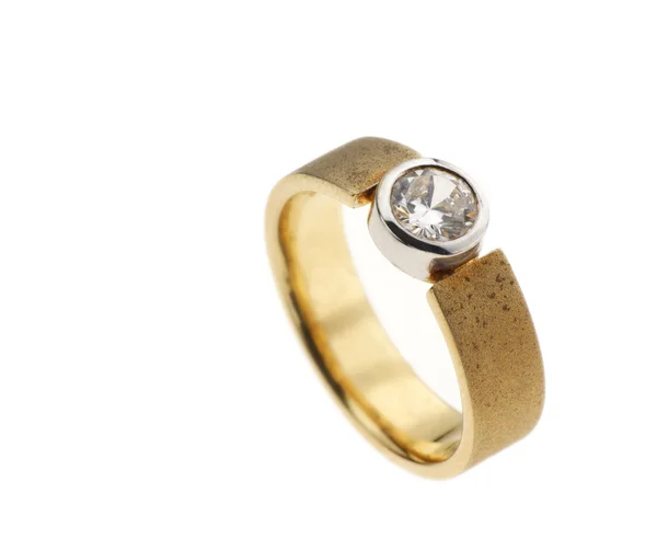 Anello d'oro con diamante isolato su sfondo bianco. — Foto Stock