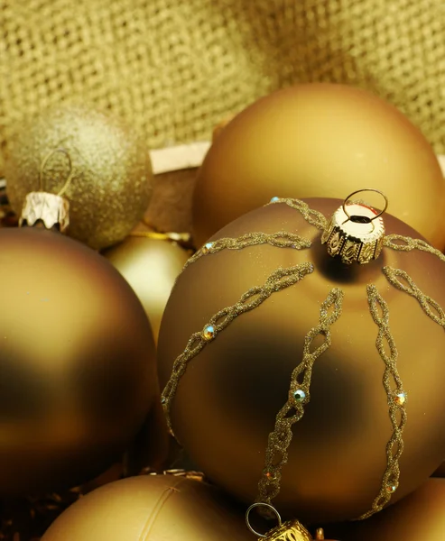 Kerstmis ballen gouden achtergrond. — Stockfoto