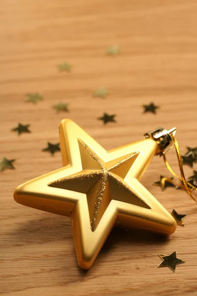 Altın beş yıldızlı christmas dekorasyon haging için ağacının çekti. — Stok fotoğraf