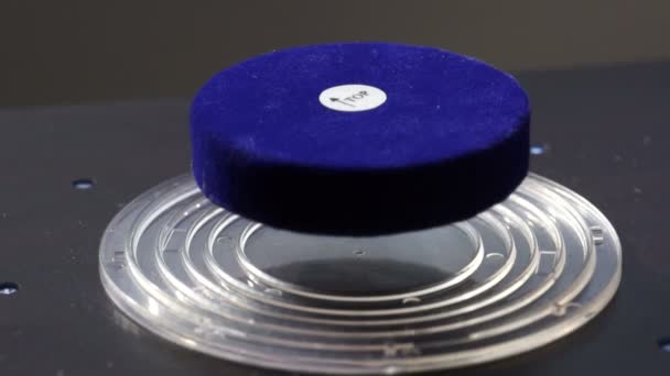 Magnet schwebt in einem wissenschaftlichen Magnetfeld-Experiment — Stockvideo