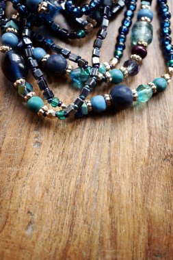 ahşap zemin üzerine boncuk kolye