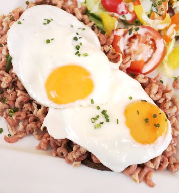 Kuzey Alman çanak görsellliği karanlık ekmek üzerinde sahanda yumurta ile