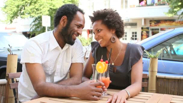 Heureux couple rencontres dans un bar à cocktails — Video