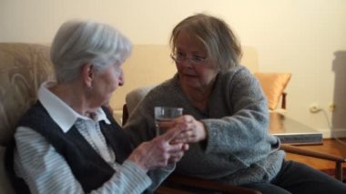 yaşlı bayan su içme