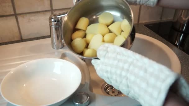 Färsk kokt potatis — Stockvideo