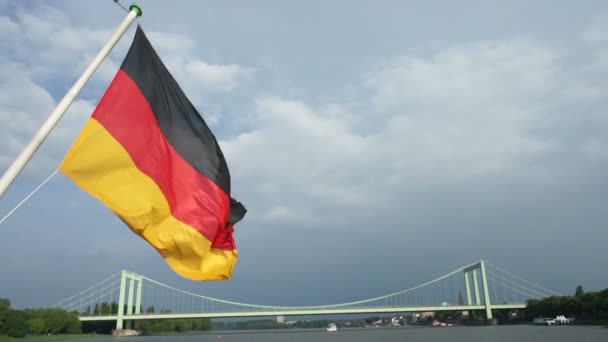 德国国旗在科隆附近的莱茵河 — 图库视频影像
