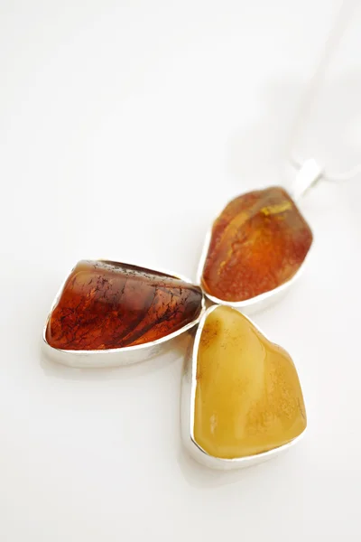 Tre tipi di ambra in una collana con argento — Foto Stock