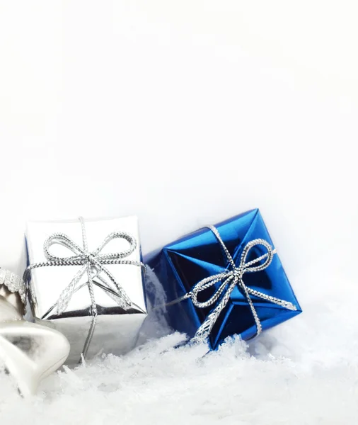 Курт подарки в синем и серебре — стоковое фото