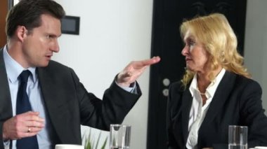 ακατάστατο γραφείο με χέρι σημειώσεις