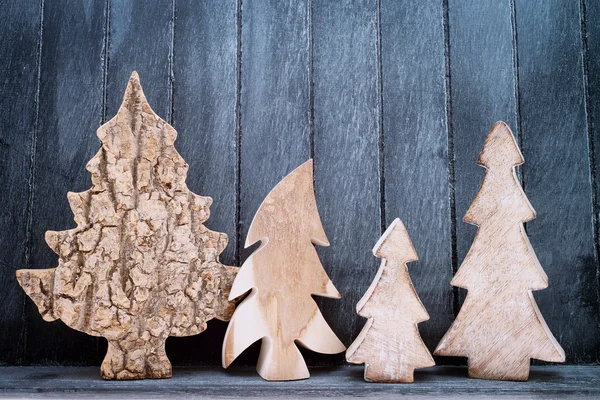 Conos de pino y figuras de árbol de Navidad — Foto de Stock