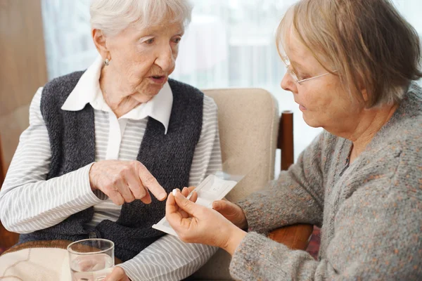 Elderly lady discussing her medications — Stock Photo, Image