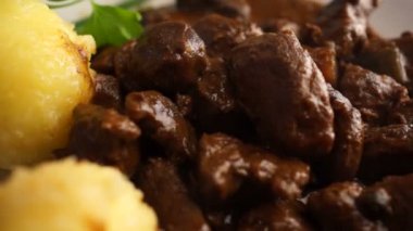 buğulaması patateslerle sıcak et