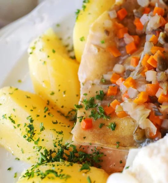 Рыба с картошкой — стоковое фото