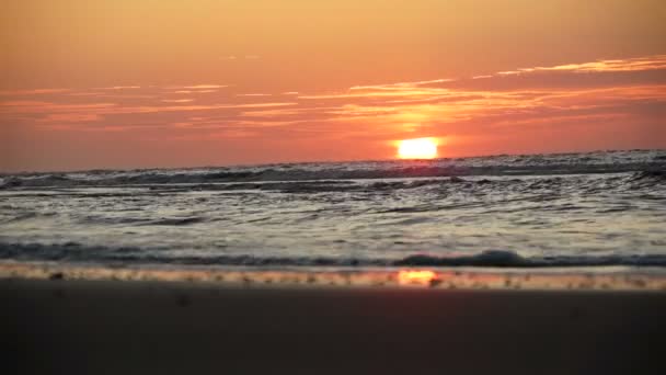 Puesta de sol en la playa — Vídeo de stock