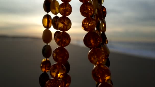 Jantarové náhrdelníky na pláži — Stock video