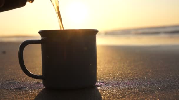 Versare caffè o tè in una tazza — Video Stock