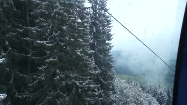 Kolejką linową w górach w zimie — Wideo stockowe