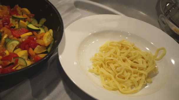 Fresh pasta with vegetables — Stock Video