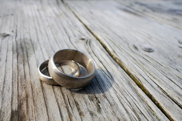 Wedding rings outdoors — Stock Photo, Image