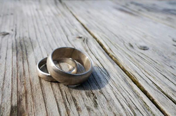 Anillos de boda al aire libre —  Fotos de Stock