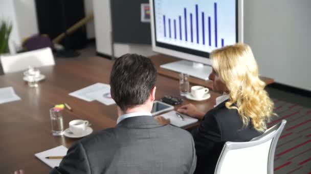 Business man en vrouw op vergadering — Stockvideo