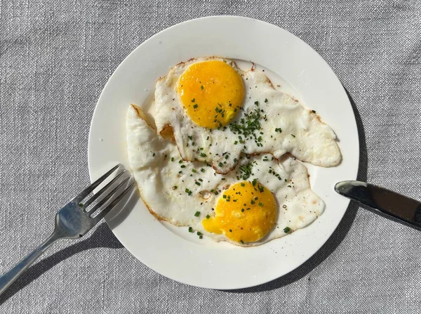 Fried Eggs Yin Yang Style Outdoors Breakfast Table — Stok fotoğraf