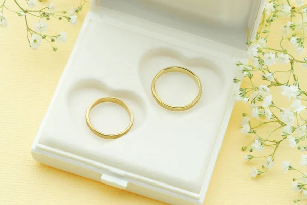 Gold Wedding Rings Open Box Flowers — Stock Photo, Image