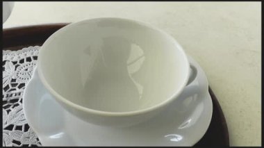 Bir fincana çay dolduruyorum.