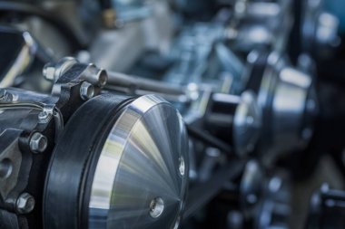 Bir araba motorunun parçalarıyla yakın çekim fotoğrafçılık.