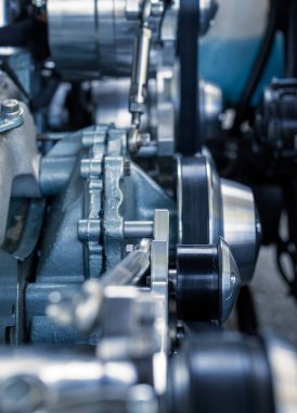 Bir araba motorunun parçalarıyla yakın plan..