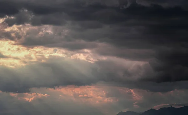 Bild Mit Wolken Vor Regen Nachmittag Und Bergen Hintergrund — Stockfoto