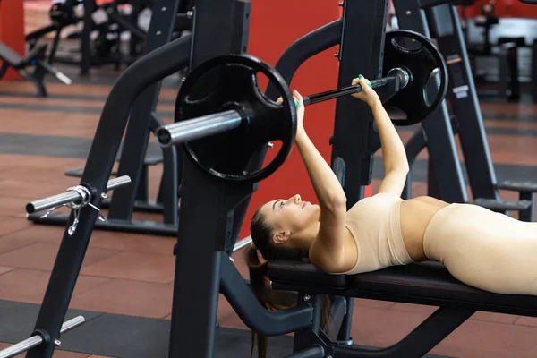 Mulher Forte Exercitando Com Sino Ginásio — Fotografia de Stock
