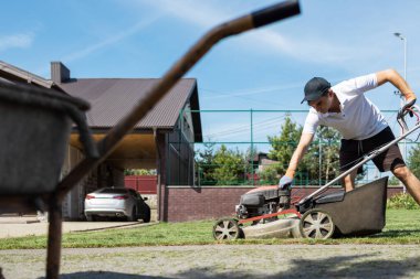 Benzin deposunu doldurmak için benzin deposu açmak.